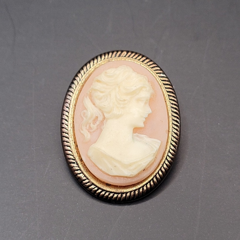 VINTAGE ESTATE‎ MADE IN HONG KONG CAMEO BROOCH PIN
